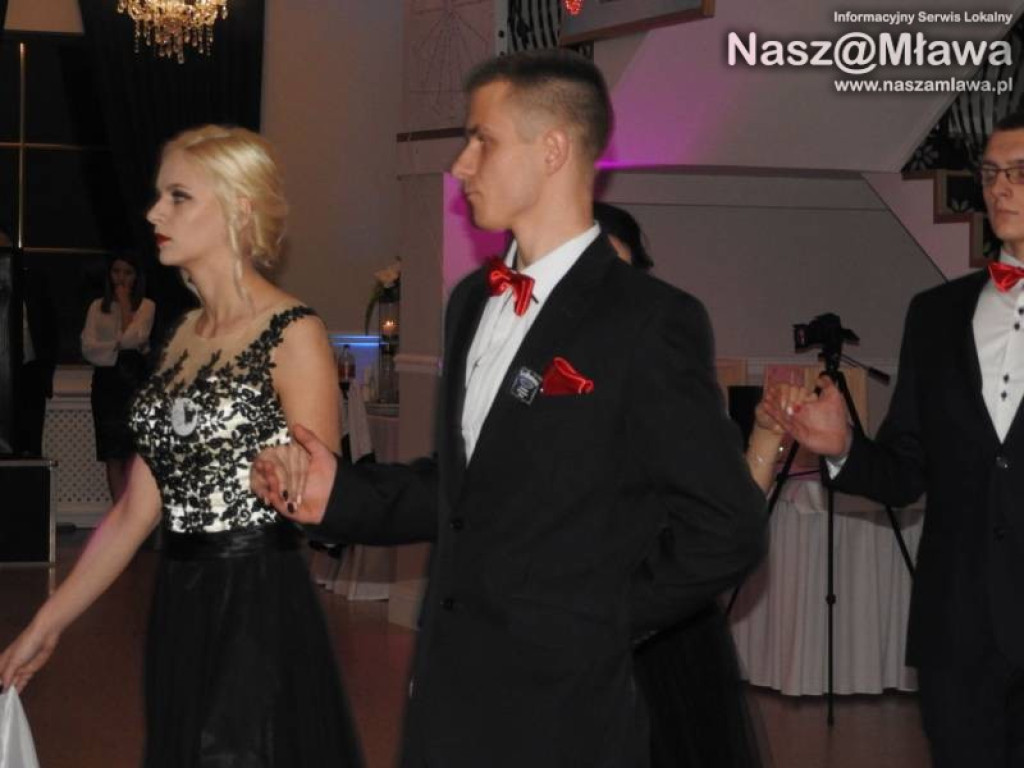 Studniówka ZS nr 3. Zaczęli tradycyjnie od poloneza [WIDEO]