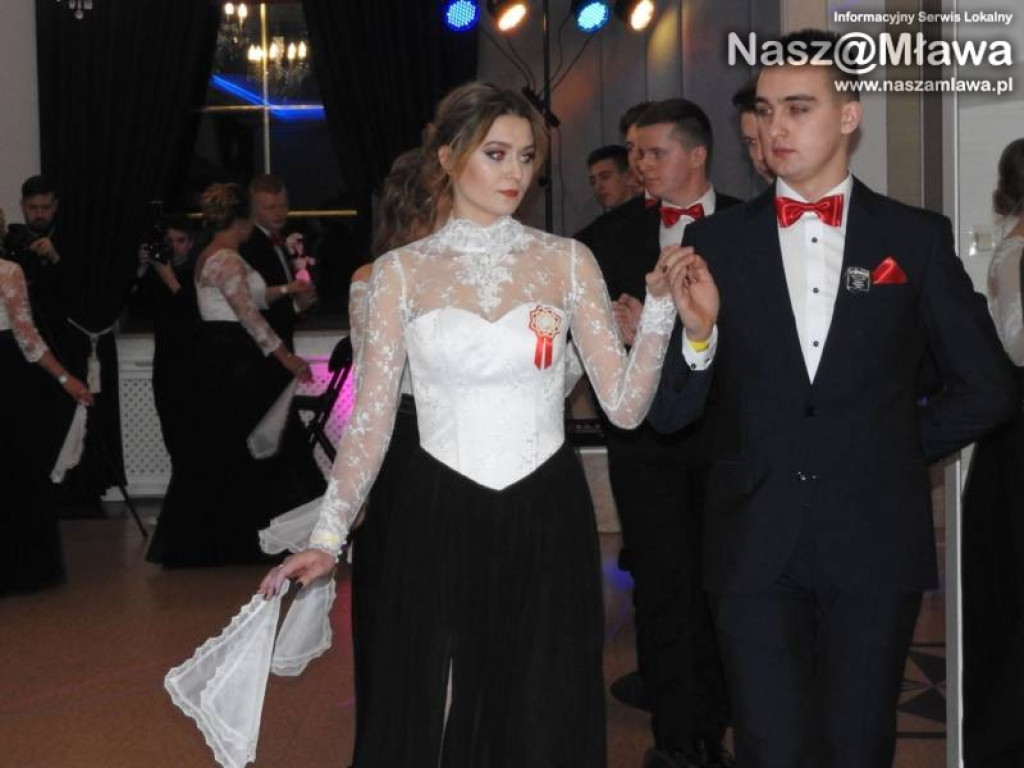 Studniówka ZS nr 3. Zaczęli tradycyjnie od poloneza [WIDEO]