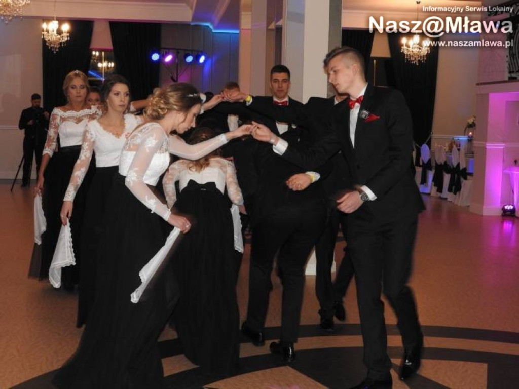 Studniówka ZS nr 3. Zaczęli tradycyjnie od poloneza [WIDEO]