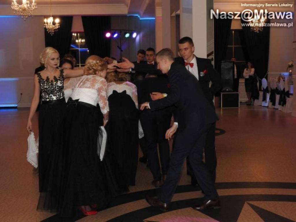 Studniówka ZS nr 3. Zaczęli tradycyjnie od poloneza [WIDEO]