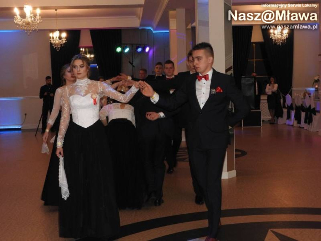 Studniówka ZS nr 3. Zaczęli tradycyjnie od poloneza [WIDEO]