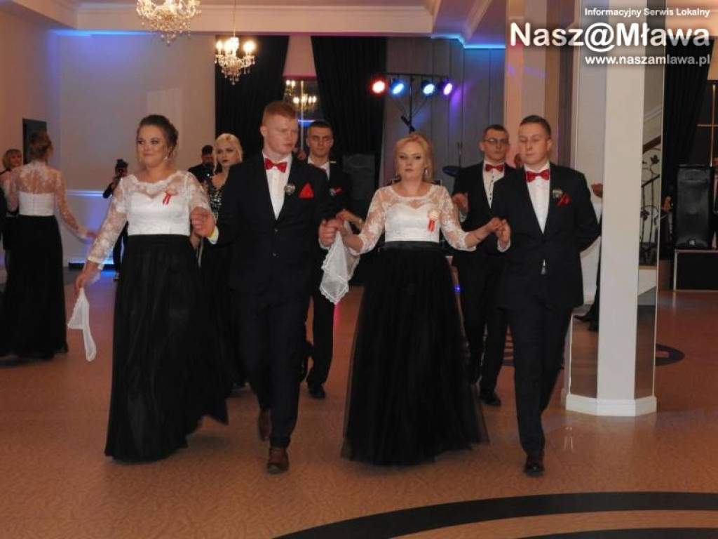 Studniówka ZS nr 3. Zaczęli tradycyjnie od poloneza [WIDEO]