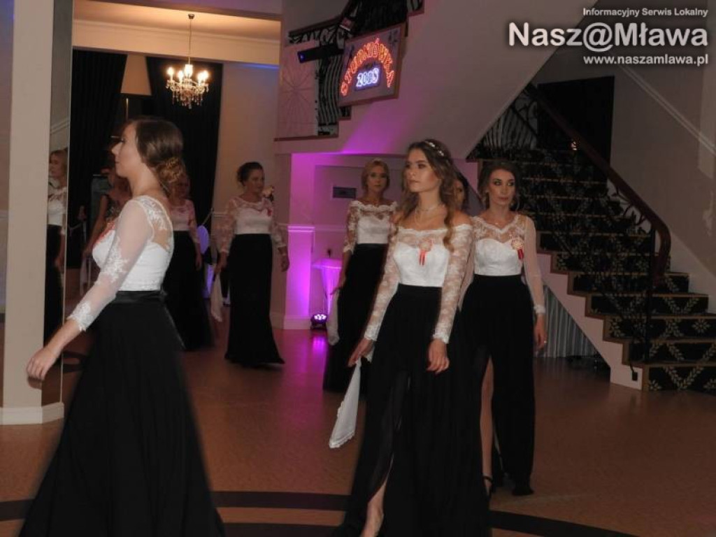 Studniówka ZS nr 3. Zaczęli tradycyjnie od poloneza [WIDEO]