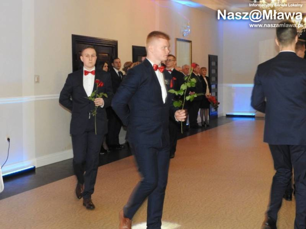 Studniówka ZS nr 3. Zaczęli tradycyjnie od poloneza [WIDEO]