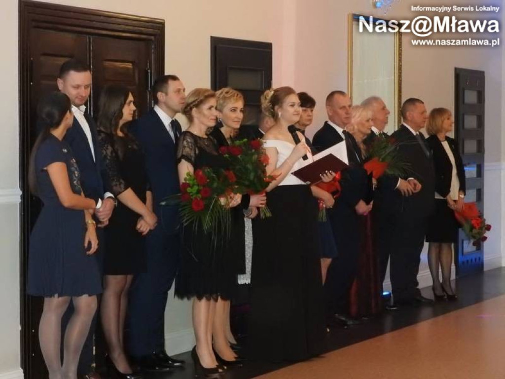 Studniówka ZS nr 3. Zaczęli tradycyjnie od poloneza [WIDEO]