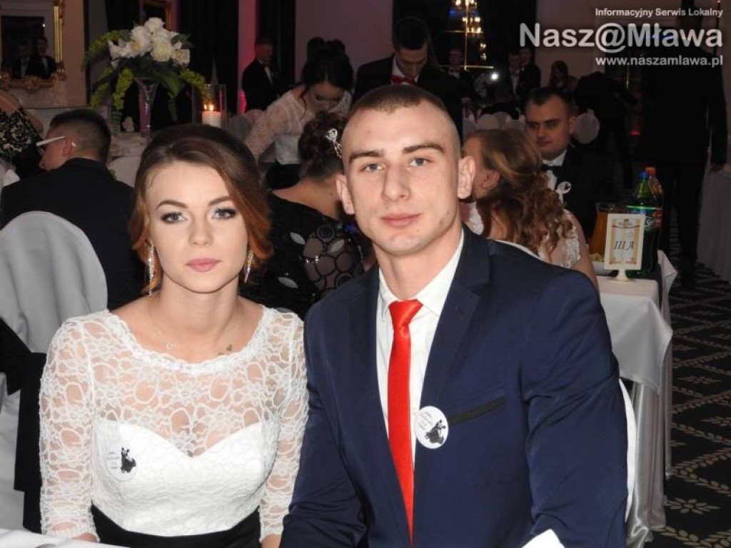 Studniówka ZS nr 3. Zaczęli tradycyjnie od poloneza [WIDEO]