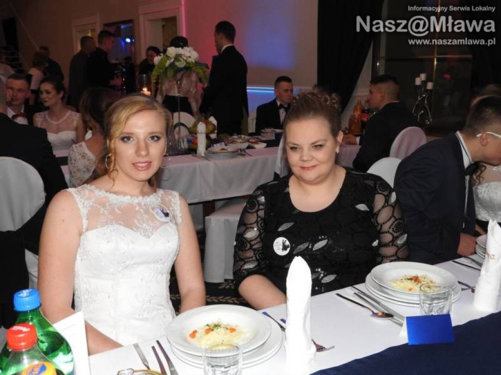 Studniówka ZS nr 3. Zaczęli tradycyjnie od poloneza [WIDEO]