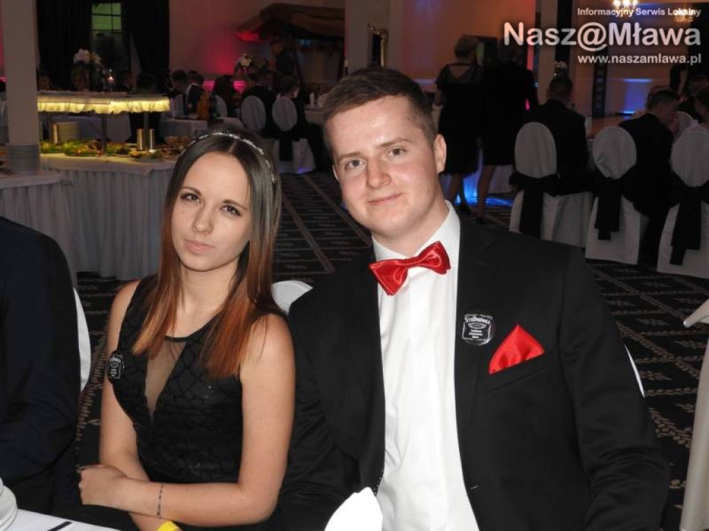 Studniówka ZS nr 3. Zaczęli tradycyjnie od poloneza [WIDEO]