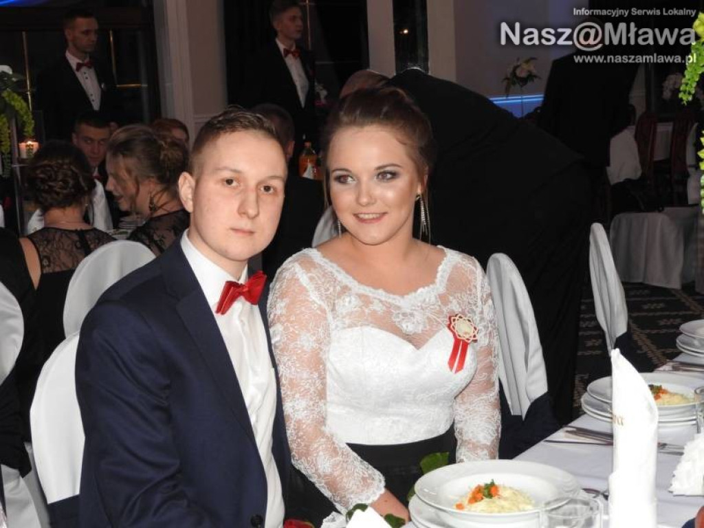 Studniówka ZS nr 3. Zaczęli tradycyjnie od poloneza [WIDEO]