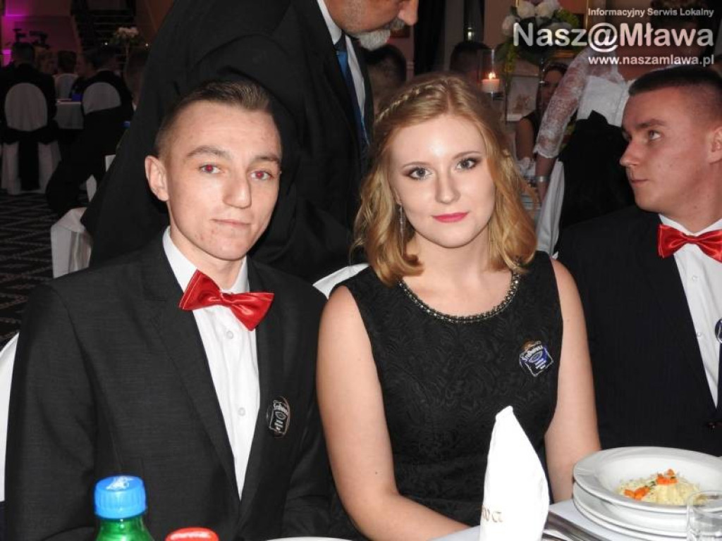 Studniówka ZS nr 3. Zaczęli tradycyjnie od poloneza [WIDEO]