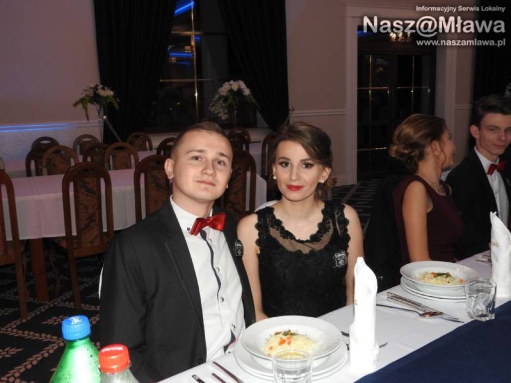 Studniówka ZS nr 3. Zaczęli tradycyjnie od poloneza [WIDEO]