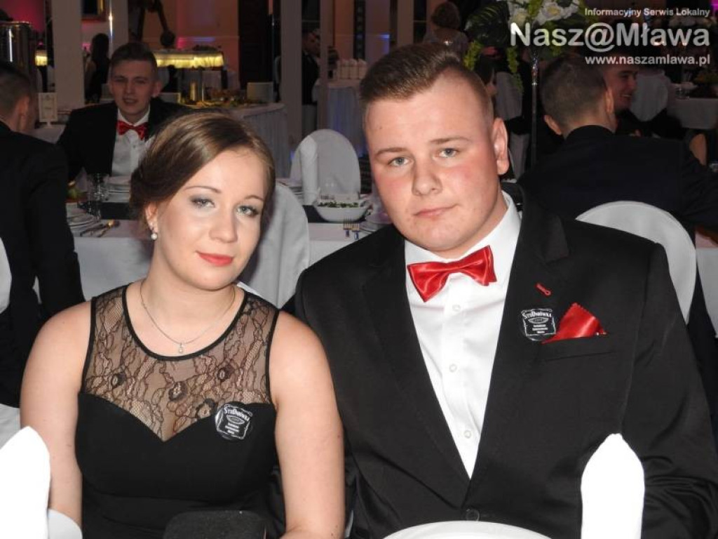 Studniówka ZS nr 3. Zaczęli tradycyjnie od poloneza [WIDEO]