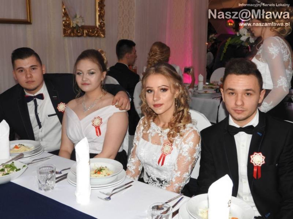 Studniówka ZS nr 3. Zaczęli tradycyjnie od poloneza [WIDEO]