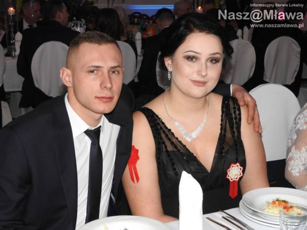 Studniówka ZS nr 3. Zaczęli tradycyjnie od poloneza [WIDEO]