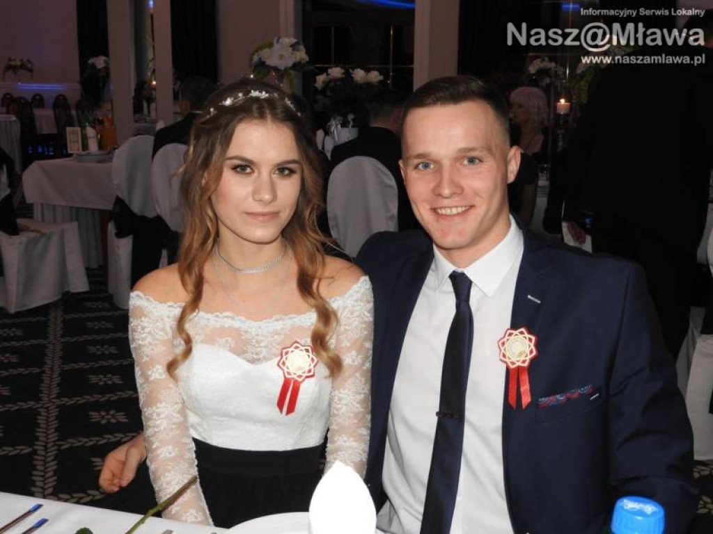 Studniówka ZS nr 3. Zaczęli tradycyjnie od poloneza [WIDEO]