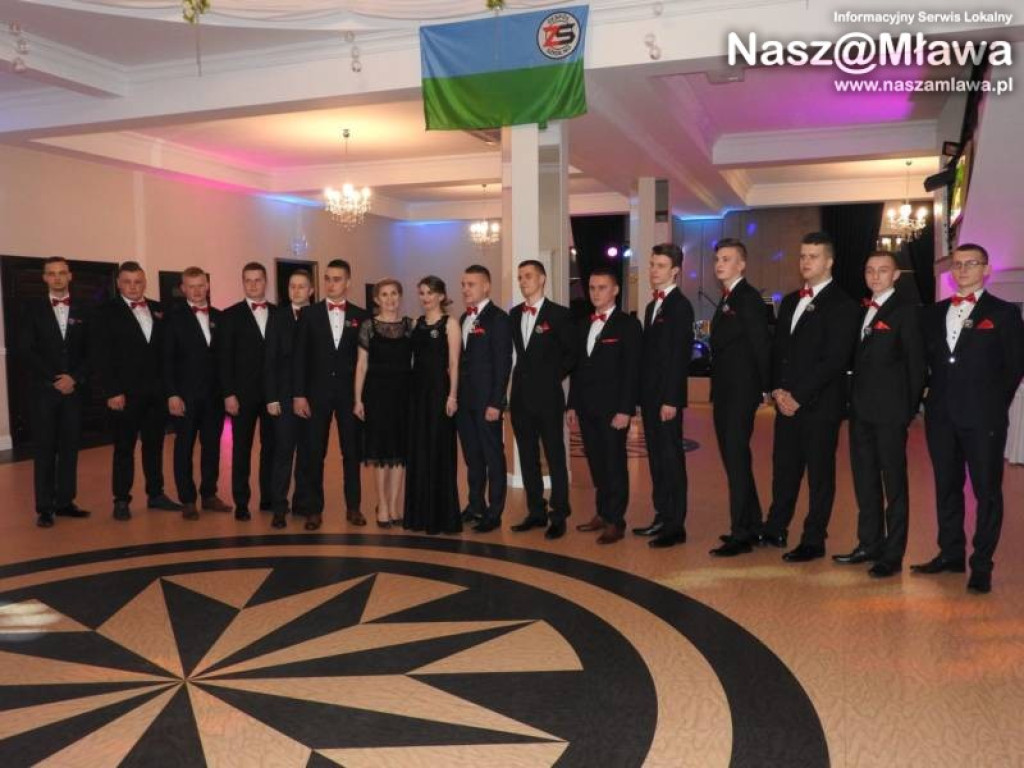 Studniówka ZS nr 3. Zaczęli tradycyjnie od poloneza [WIDEO]