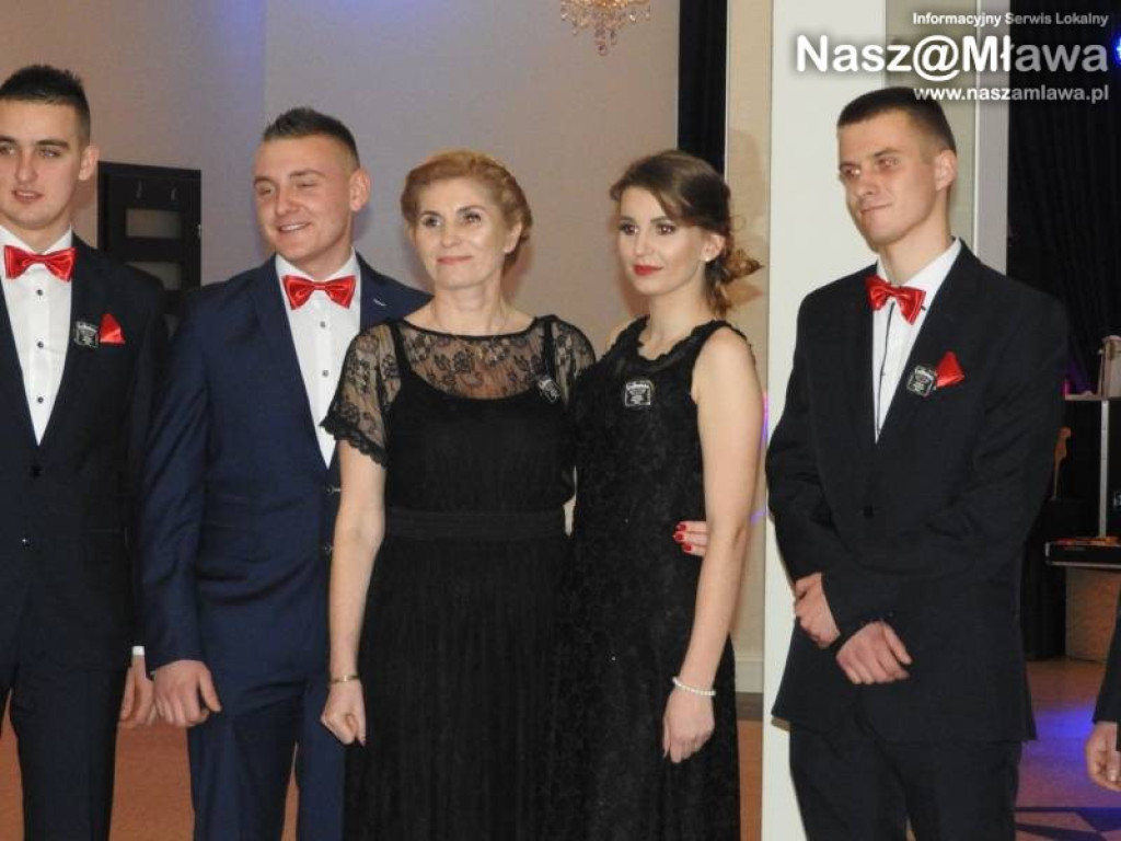 Studniówka ZS nr 3. Zaczęli tradycyjnie od poloneza [WIDEO]