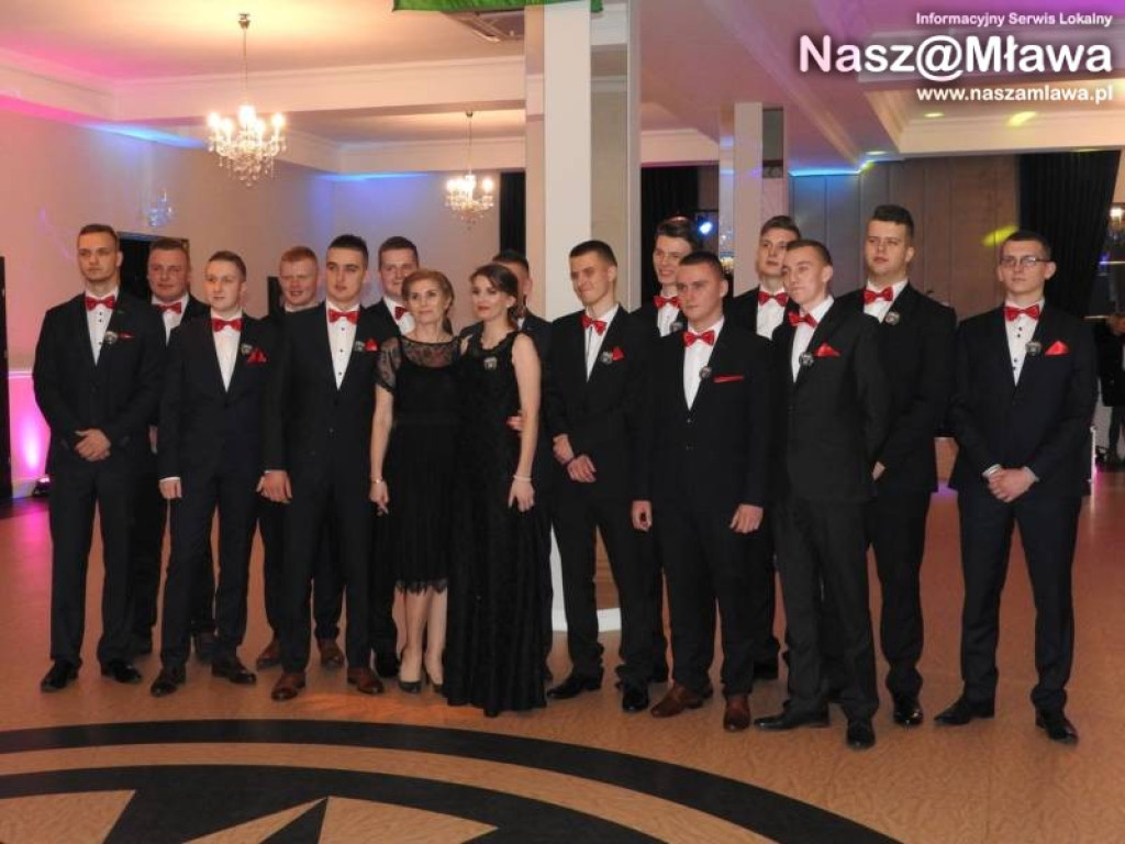 Studniówka ZS nr 3. Zaczęli tradycyjnie od poloneza [WIDEO]