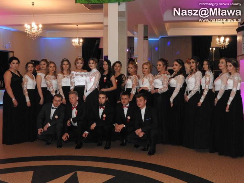 Studniówka ZS nr 3. Zaczęli tradycyjnie od poloneza [WIDEO]