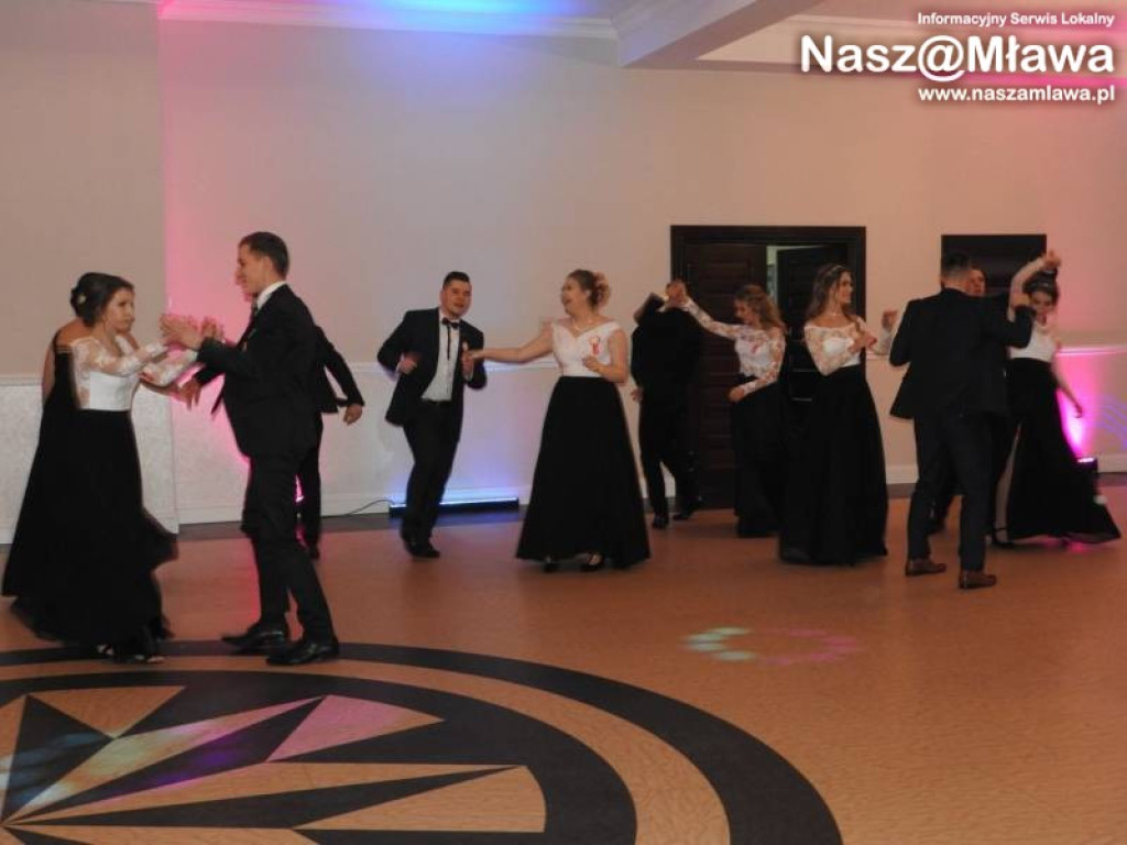 Studniówka ZS nr 3. Zaczęli tradycyjnie od poloneza [WIDEO]