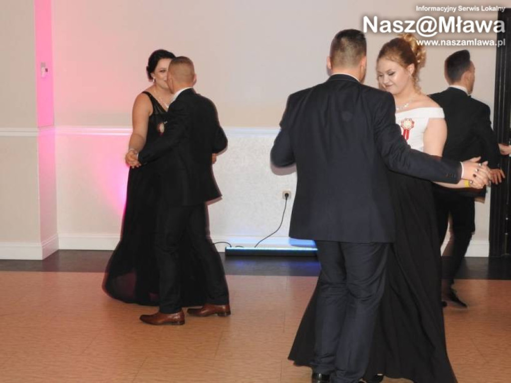 Studniówka ZS nr 3. Zaczęli tradycyjnie od poloneza [WIDEO]