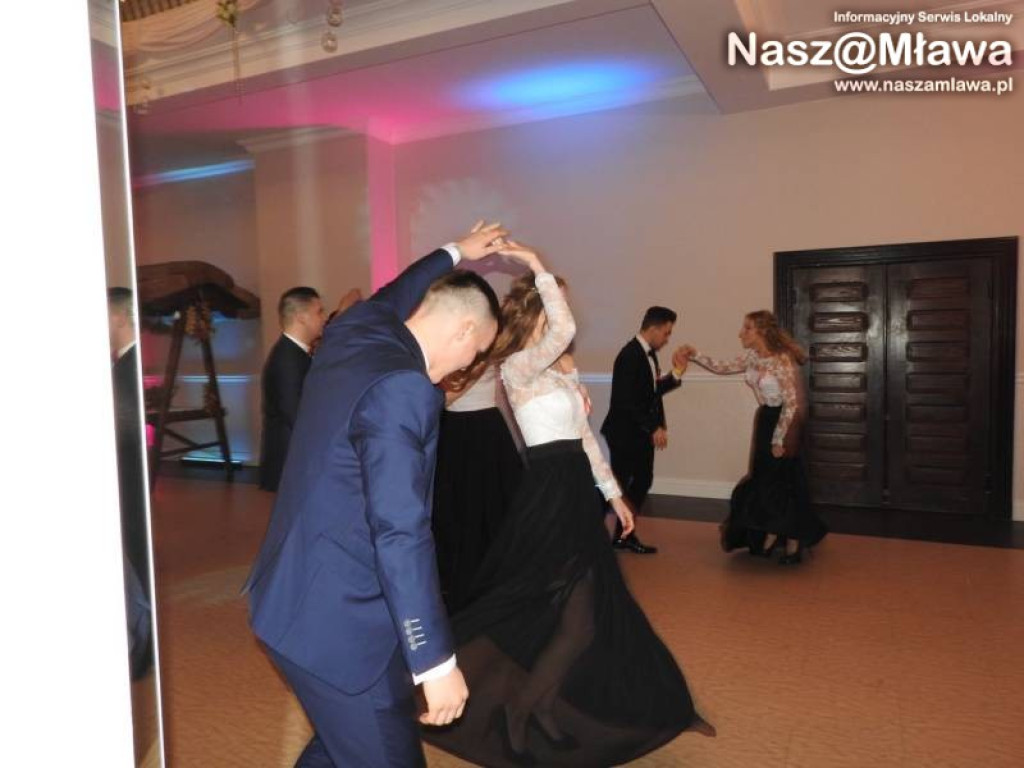 Studniówka ZS nr 3. Zaczęli tradycyjnie od poloneza [WIDEO]