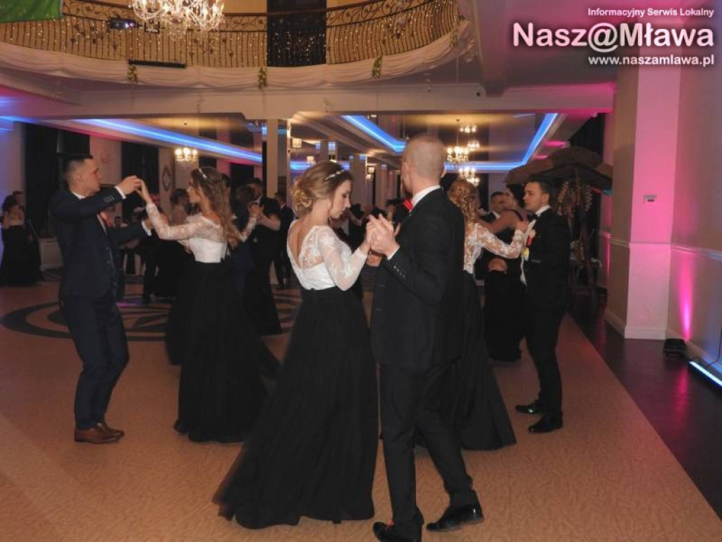 Studniówka ZS nr 3. Zaczęli tradycyjnie od poloneza [WIDEO]