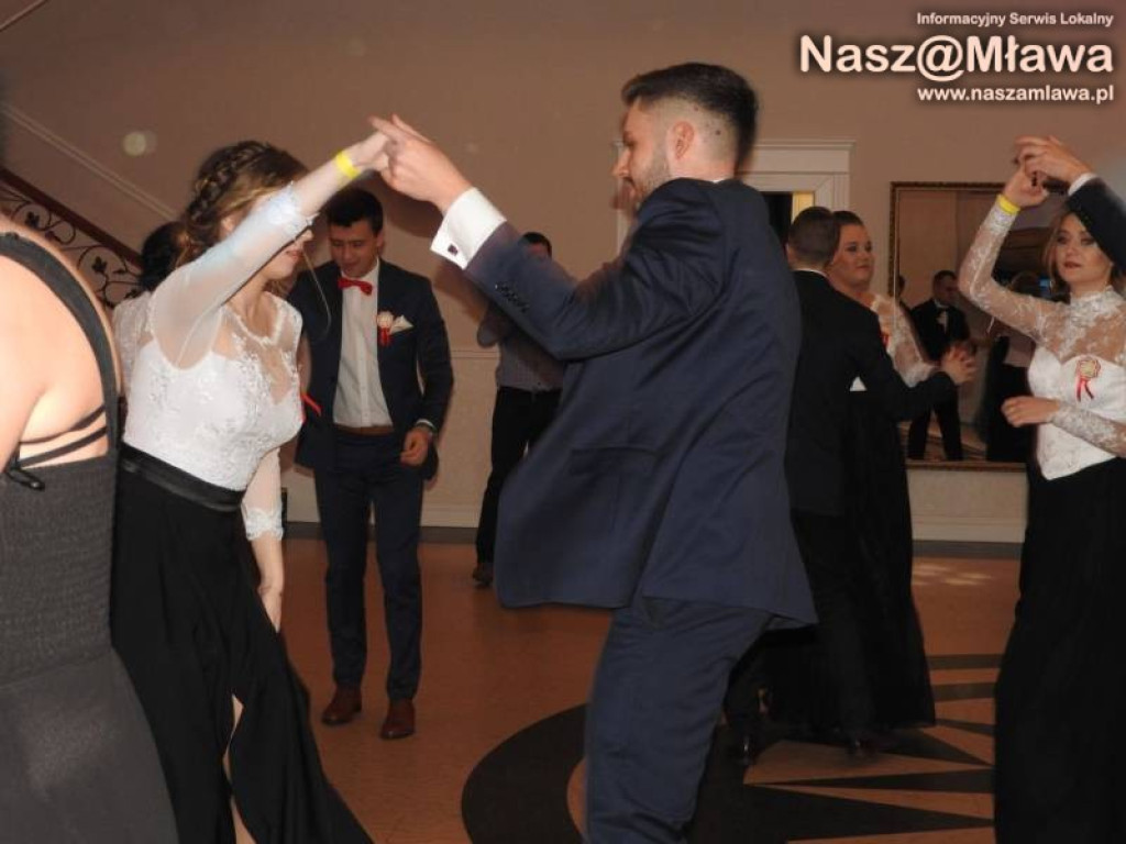 Studniówka ZS nr 3. Zaczęli tradycyjnie od poloneza [WIDEO]