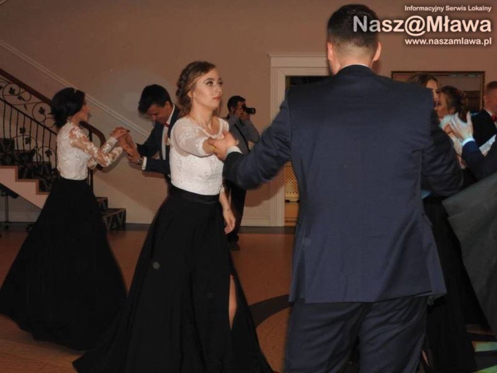 Studniówka ZS nr 3. Zaczęli tradycyjnie od poloneza [WIDEO]