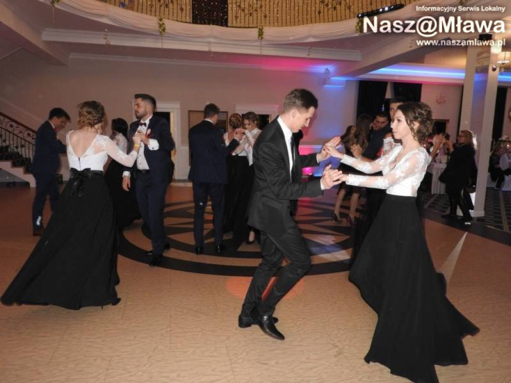 Studniówka ZS nr 3. Zaczęli tradycyjnie od poloneza [WIDEO]