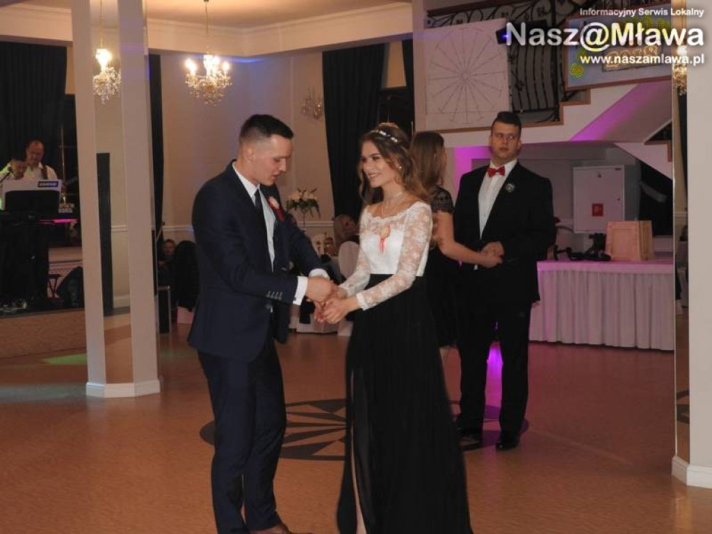 Studniówka ZS nr 3. Zaczęli tradycyjnie od poloneza [WIDEO]