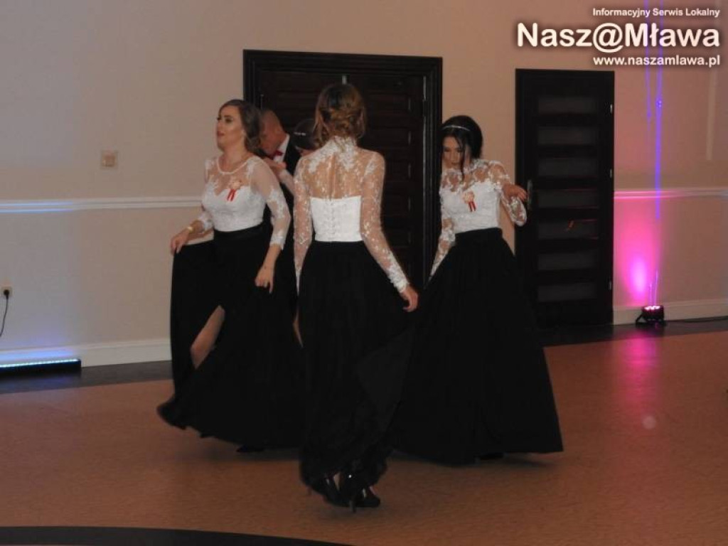 Studniówka ZS nr 3. Zaczęli tradycyjnie od poloneza [WIDEO]