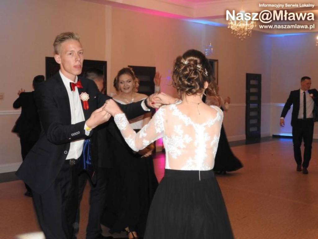 Studniówka ZS nr 3. Zaczęli tradycyjnie od poloneza [WIDEO]