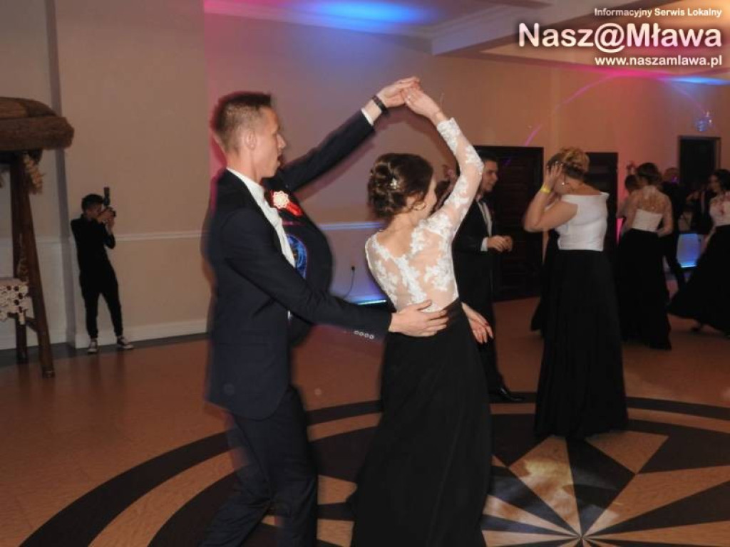 Studniówka ZS nr 3. Zaczęli tradycyjnie od poloneza [WIDEO]