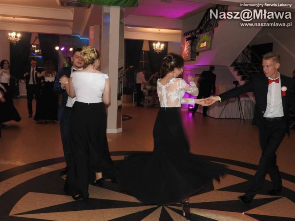 Studniówka ZS nr 3. Zaczęli tradycyjnie od poloneza [WIDEO]