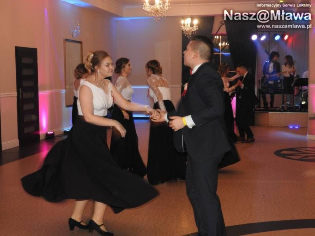 Studniówka ZS nr 3. Zaczęli tradycyjnie od poloneza [WIDEO]