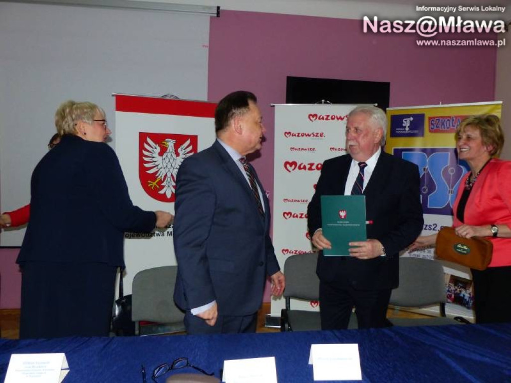 Marszałek podzielił kasę. Po milionie dla mławskich zespołów szkół