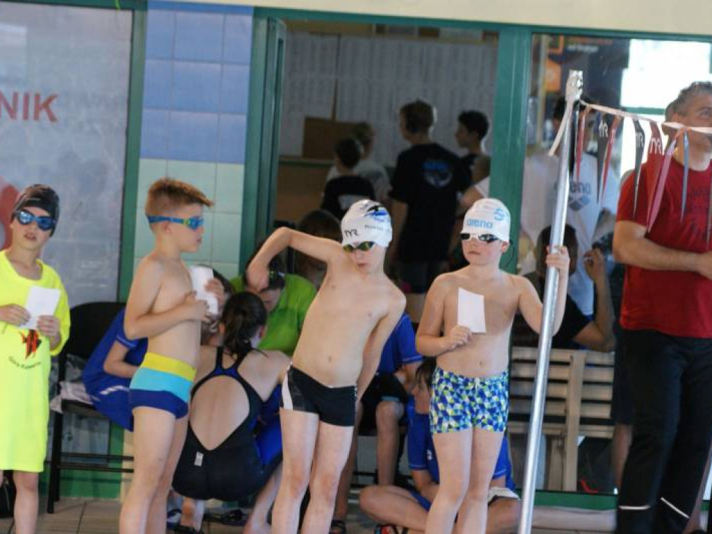 Goście specjalni na mławskim basenie. Od medalistki po prezesa