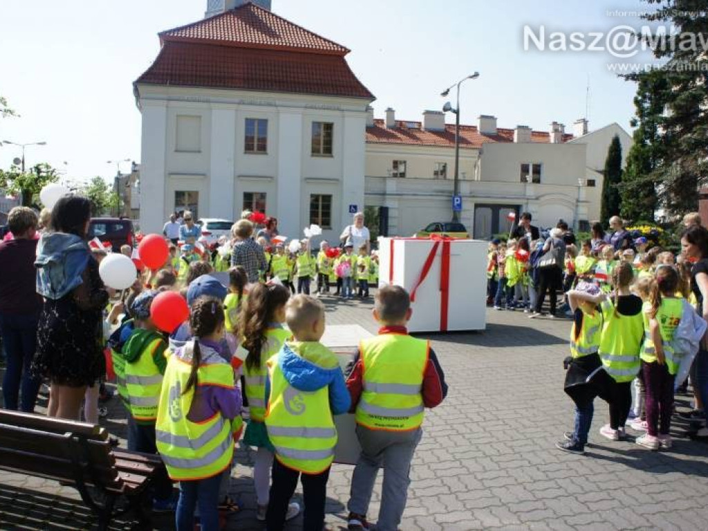 Białe i czerwone balony fruwały nad Mławą. To sprawka przedszkolaków