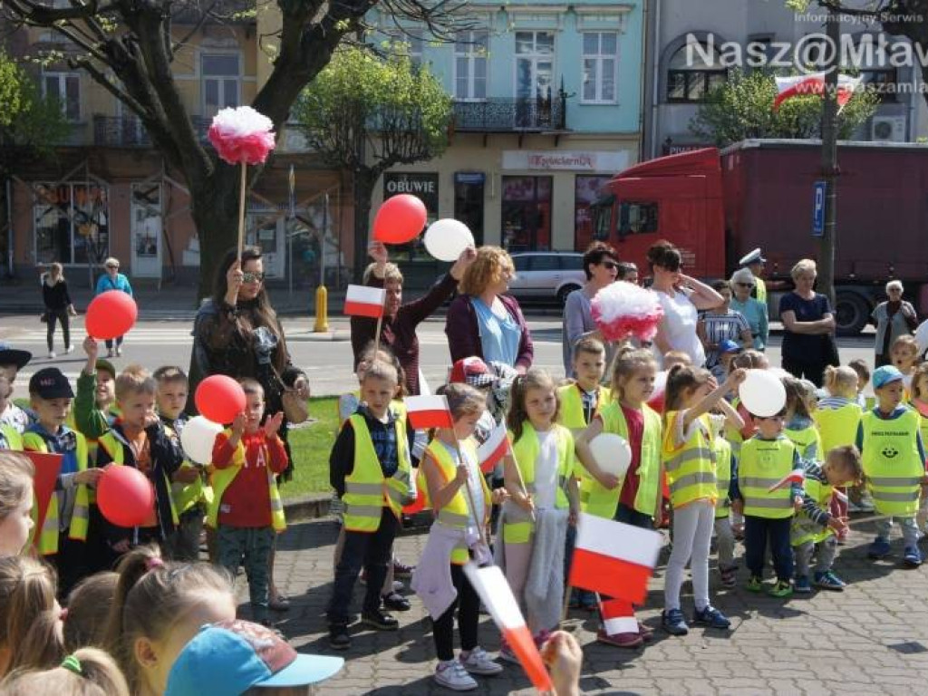 Białe i czerwone balony fruwały nad Mławą. To sprawka przedszkolaków