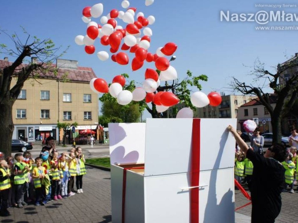 Białe i czerwone balony fruwały nad Mławą. To sprawka przedszkolaków