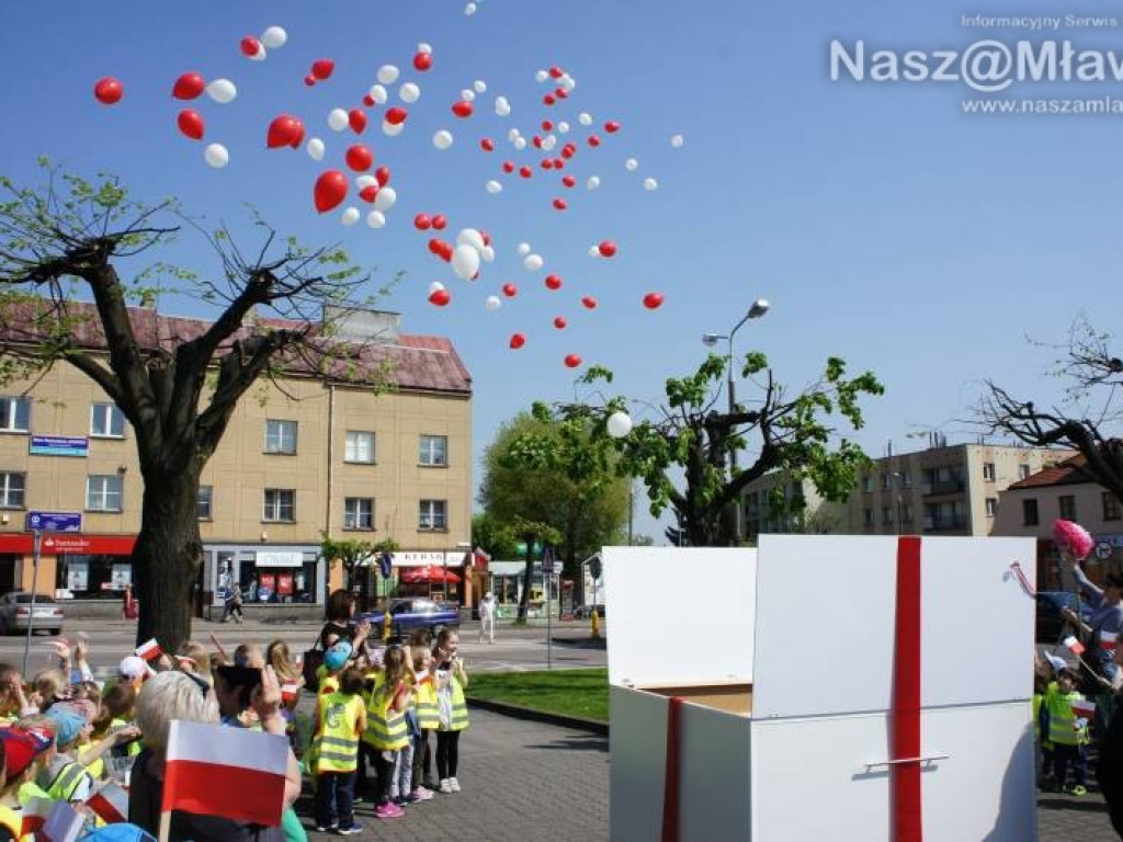 Białe i czerwone balony fruwały nad Mławą. To sprawka przedszkolaków