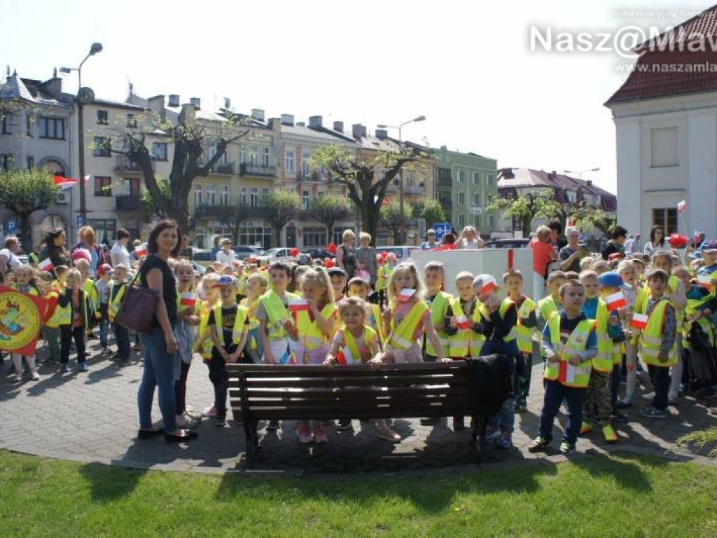 Białe i czerwone balony fruwały nad Mławą. To sprawka przedszkolaków