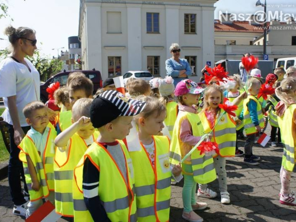 Białe i czerwone balony fruwały nad Mławą. To sprawka przedszkolaków