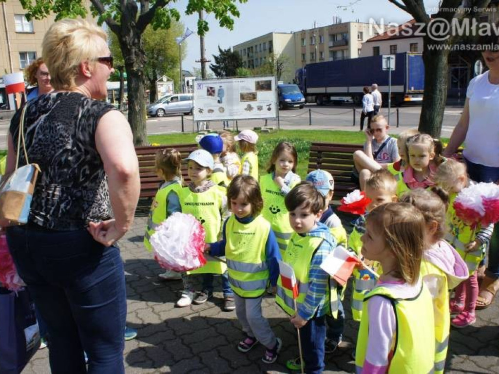 Białe i czerwone balony fruwały nad Mławą. To sprawka przedszkolaków