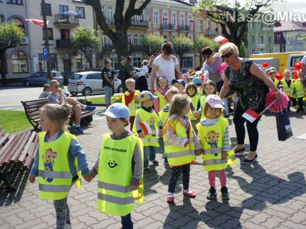 Białe i czerwone balony fruwały nad Mławą. To sprawka przedszkolaków