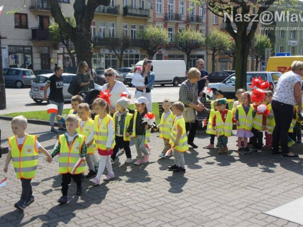 Białe i czerwone balony fruwały nad Mławą. To sprawka przedszkolaków