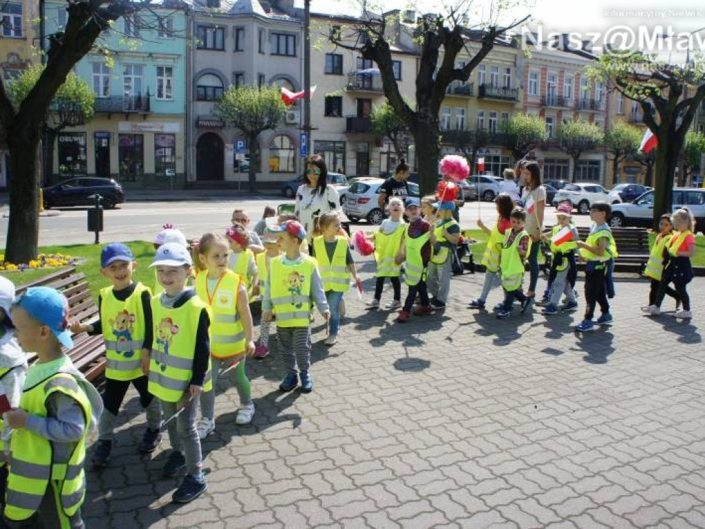 Białe i czerwone balony fruwały nad Mławą. To sprawka przedszkolaków