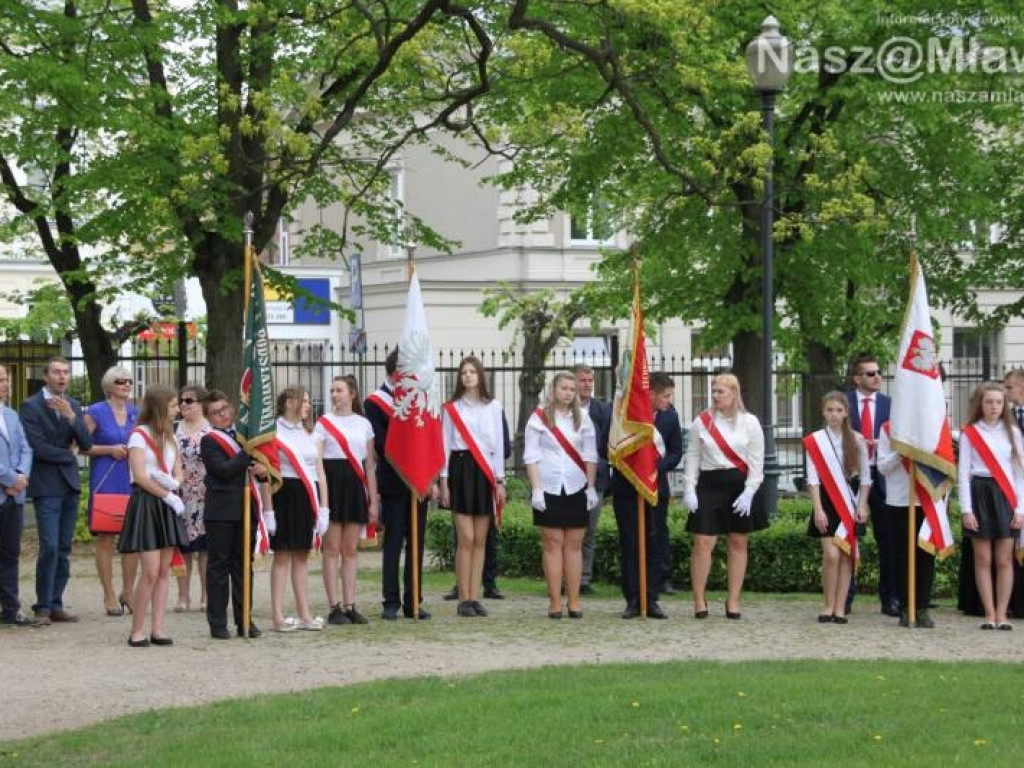 Polonez w mławskim parku. Obchodziliśmy rocznicę uchwalenia Konstytucji 3 Maja
