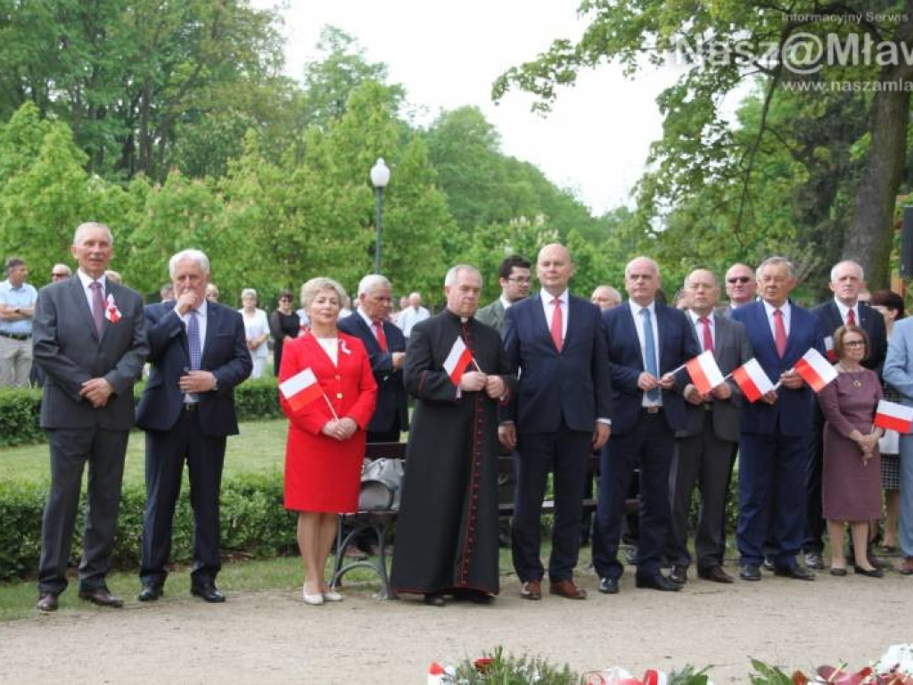 Polonez w mławskim parku. Obchodziliśmy rocznicę uchwalenia Konstytucji 3 Maja